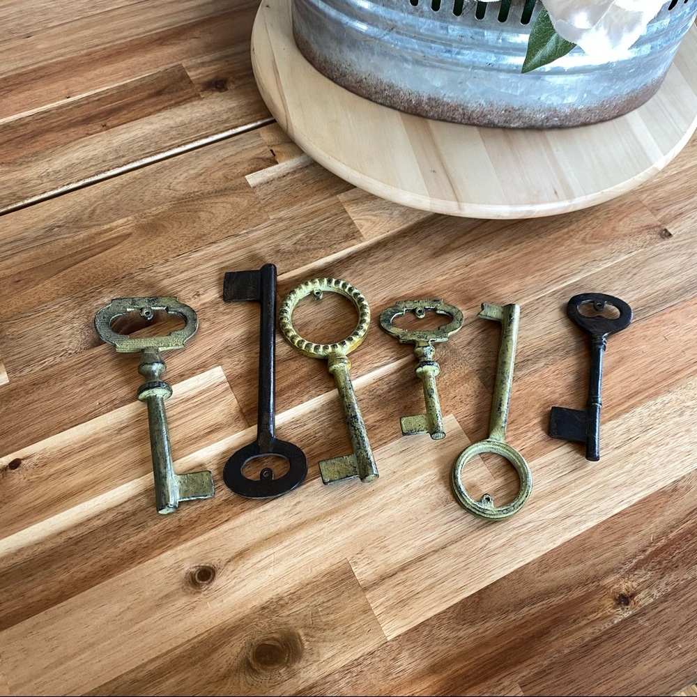 HOME DECOR 6 DECORATIVE KEYS